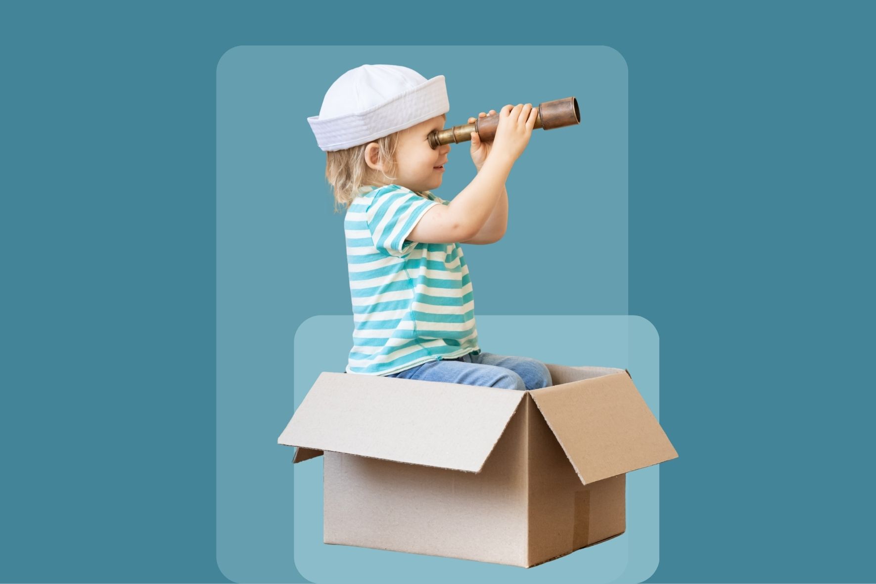 Kleines Kind mit Matrosenmütze sitzt in einer Kiste und schaut durch ein Fernrohr