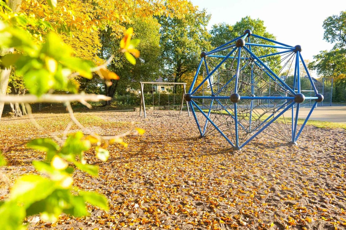 Modernes, geometrisches Klettergerüst im Außenbereich der Kita Barlsheide, das zu körperlicher Aktivität und Abenteuer einlädt.