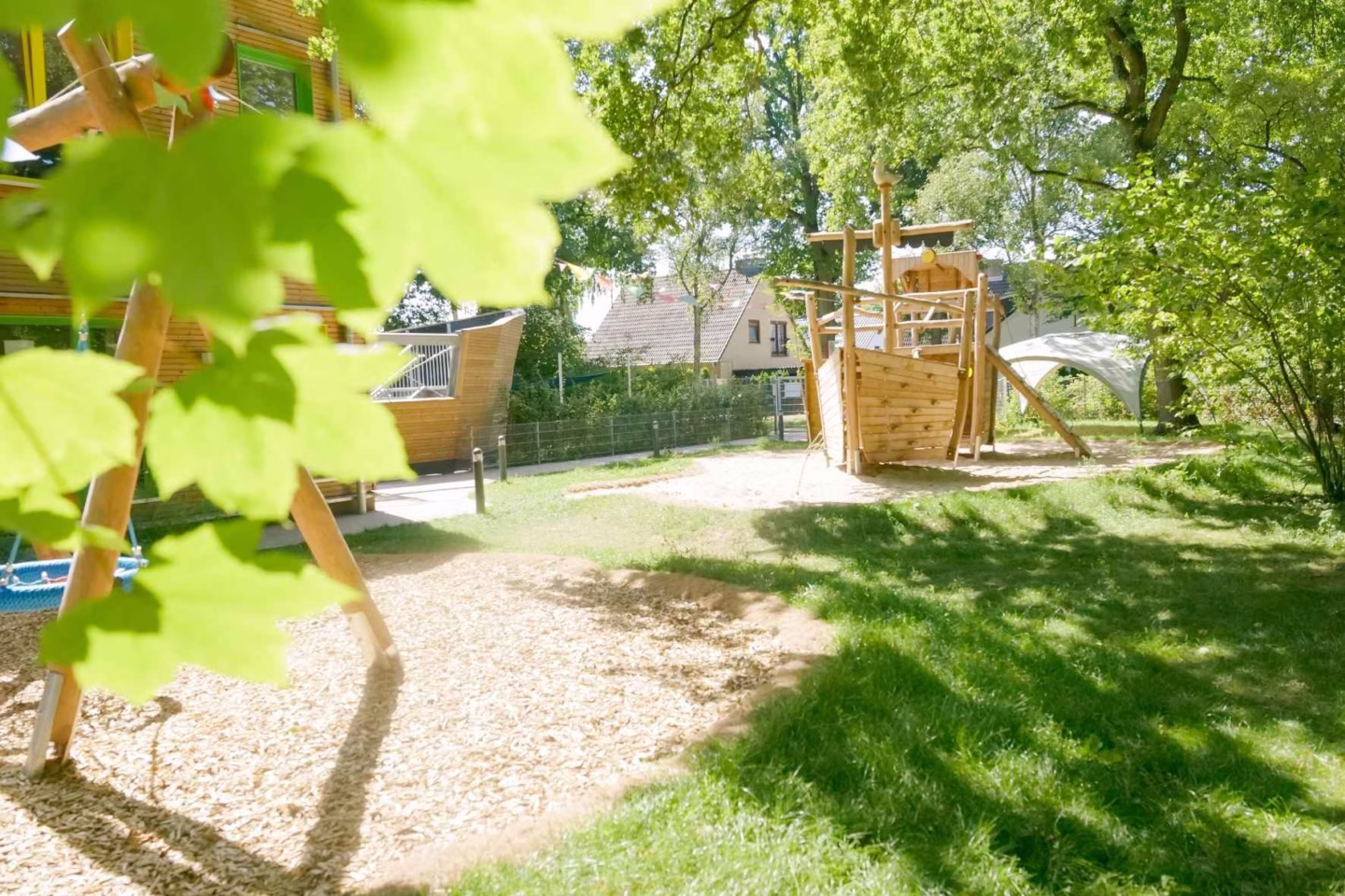 Kindergarten-Außenbereich mit Klettergerüst