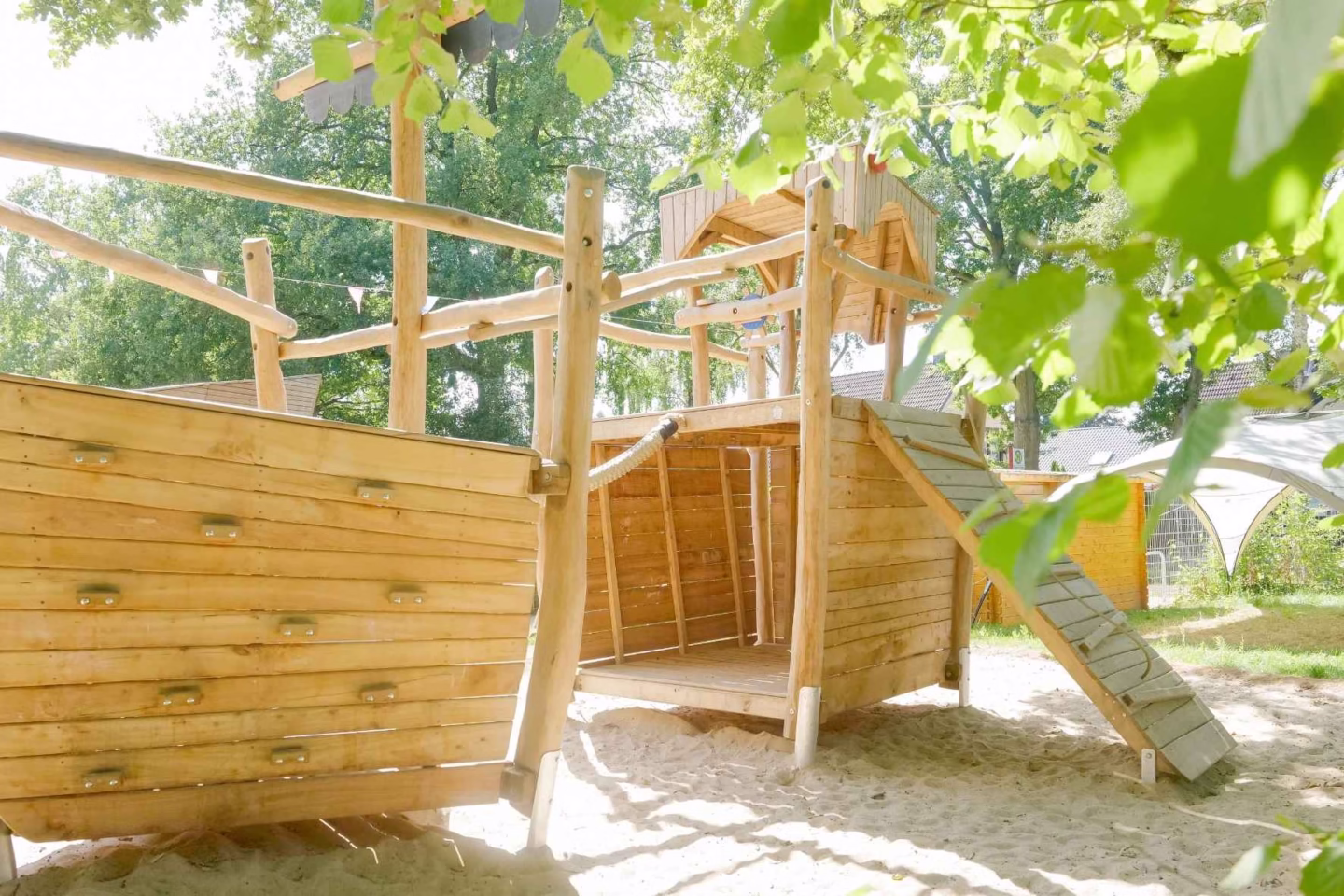 Kindergarten-Spielgerät mit Kletterwand im Außenbereich