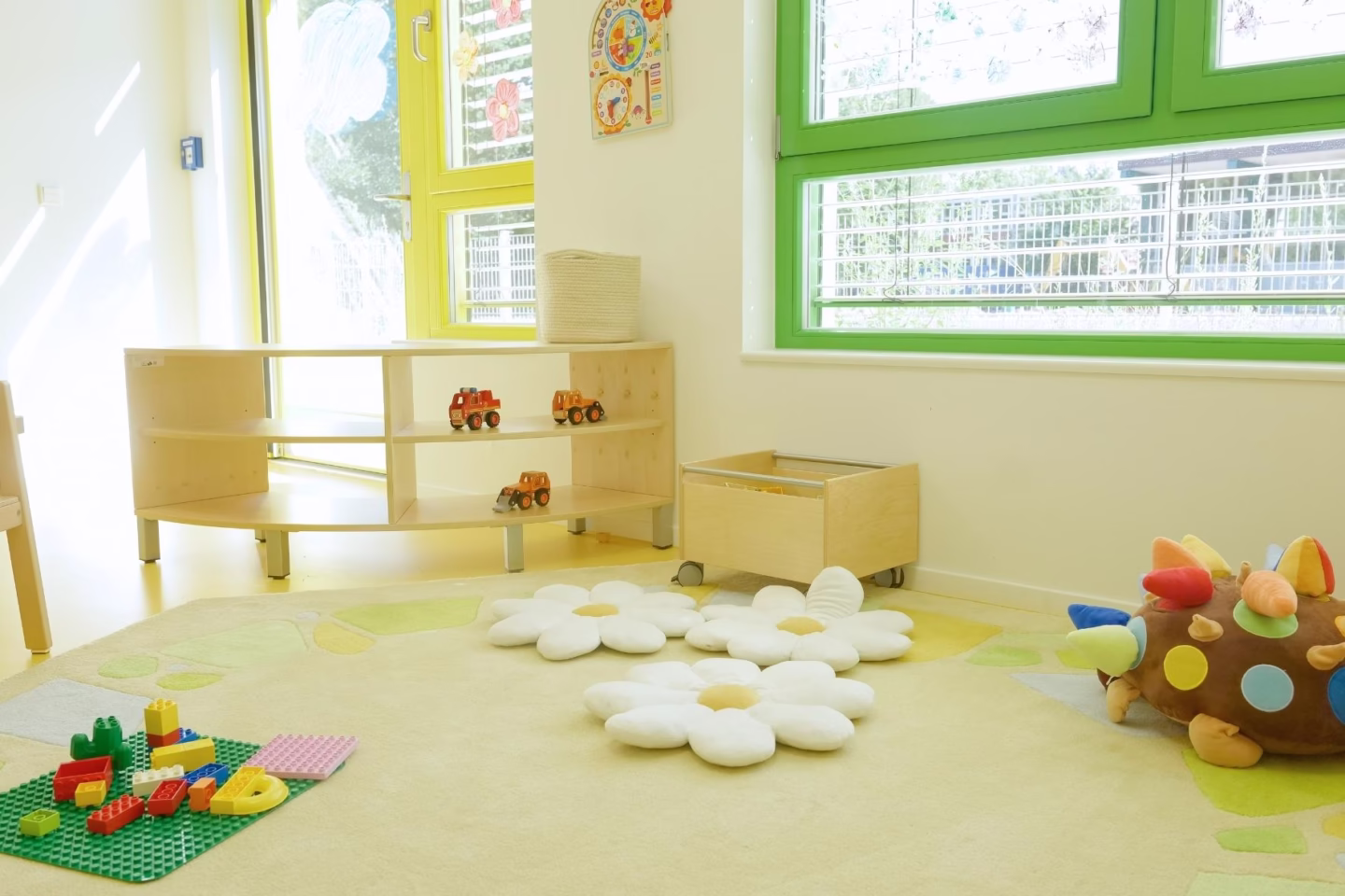 Kindergarten-Sitzecke mit bequemen Sitzmöglichkeiten für Kinder