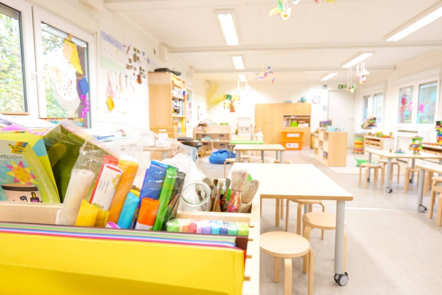 Bunte Bastelmaterialien in der Kita Buckhorn, ideal für die Förderung kreativer Fähigkeiten der Kinder.