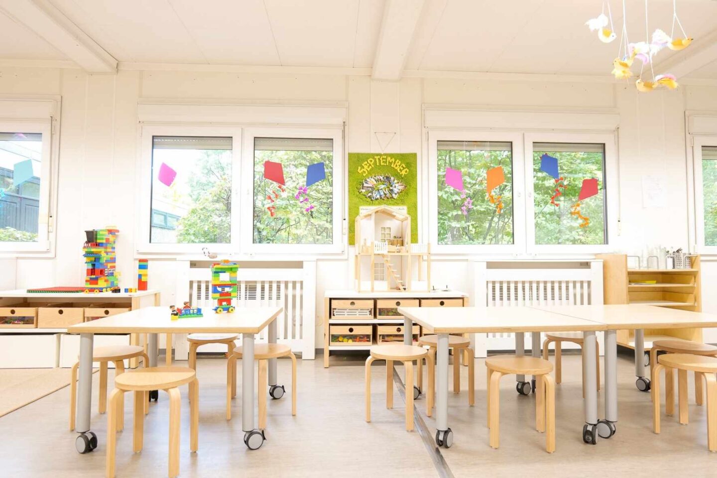 Flexible Tischecke in der Kita Buckhorn, ideal für Gruppenaktivitäten, Lernen und kreative Projekte.