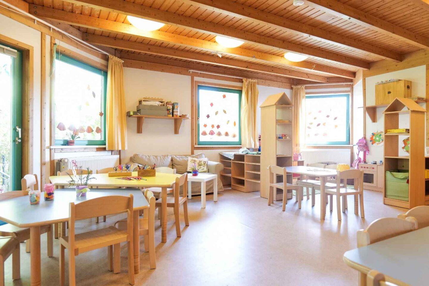 Gruppenraum in der Kita Eckerkoppel mit Bastelmaterialien und fröhlichen Fensterdekorationen.