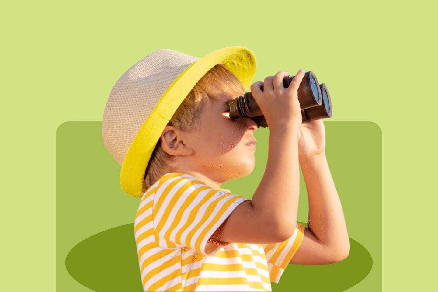 Junge mit gelbem Hut und gelb gestreiftem T-Shirt schaut durch ein Fernglas.